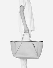 Load image into Gallery viewer, Guise tote bag in fade denim print