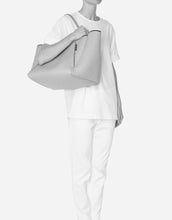 Load image into Gallery viewer, Guise tote bag in super fade denim print
